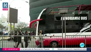 ¡DE TERROR! Bus panorámico choca contra puente en av. Arequipa y casi mata a turistas