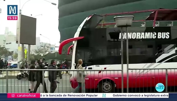 Bus panorámico choca contra puente y casi mata a turistas. Video: Canal N.