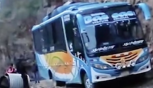 La Libertad: Pasajeros arriesgan sus vidas al pasar por estrecha vía al borde de abismo | VIDEO