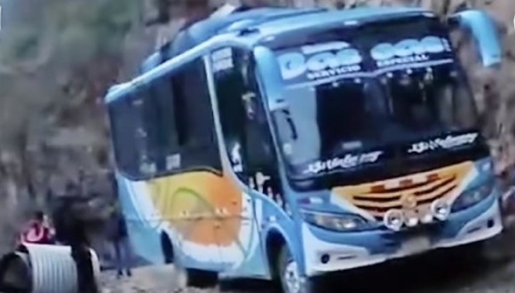 La Libertad: Pasajeros arriesgan sus vidas al pasar al borde abismo.