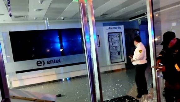 San Isidro: delincuentes ingresan a robar a tienda de celulares, pero se llevan maquetas