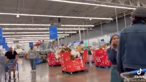 Oso de peluche aterroriza a la gente en Walmart y es captado en un video viral