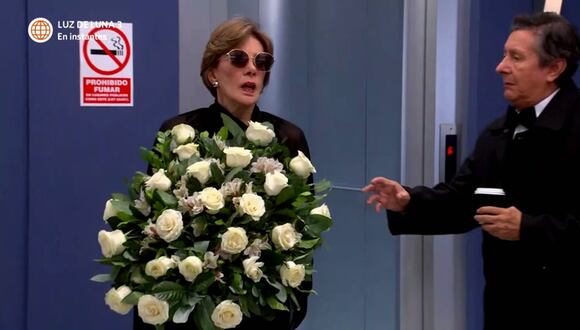 Francesca llega con la corona de flores