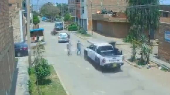 Trujillo: Chofer de camioneta escapa de asaltantes realizando arriesgada maniobra.