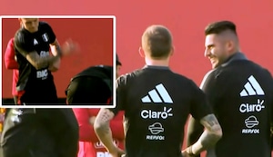 Oliver Sonne y su peculiar saludo a Carlos Zambrano en los entrenamientos la selección peruana