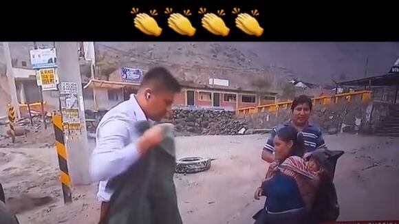 TROME - Reportero regala impermeable a madre que cargaba a su bebé para combatir las lluvias: “¡Qué Dios te bendiga!”