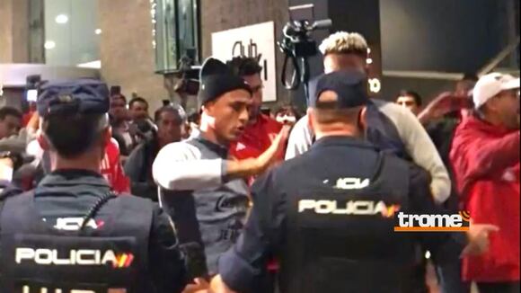 Preciso momento en el que se desata la gresca con policía de Madrid (Video: @JCastilloRoque)
