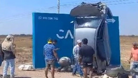 Lambayeque: Automóvil termina “parado” tras chocar con camioneta.