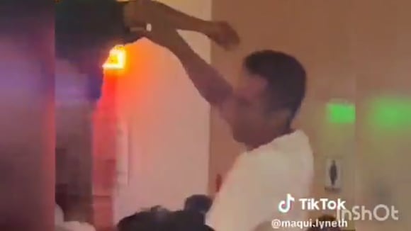 TROME | Makanaky reaparece desnudándose en pollería