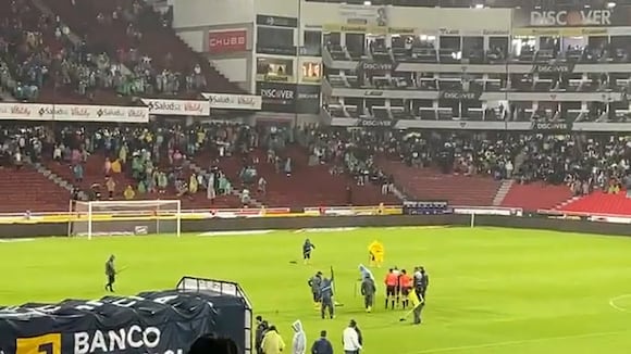 Hinchas de LDU Grabaron momento en que estadio era acondicionado tras torrencial lluvia (Video: @pizarrasportsec)
