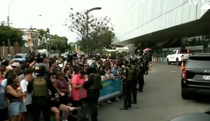 Cientos de fans acuden a la clínica donde se encuentra internada Shakira