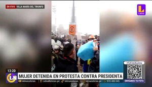 Mujer es intervenida durante protestas contra Dina Boluarte: “Que no me boten del trabajo”