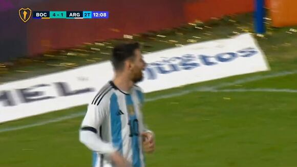 Lionel Messi se llevó a Navarro Montoya y anotó en la despedida de Riquelme