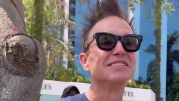 Bajista de Blink-182 vivió incómodo momento con fanático en Lima