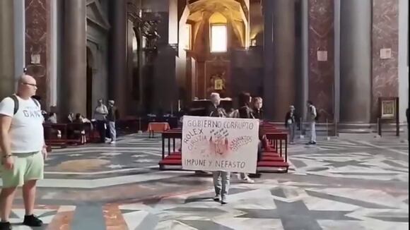 TROME | Peruanos en Italia protestaron por llegada de Dina Boluarte al Vaticano. Video: RPP