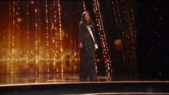 Miss Chile es blanco de duras críticas por su desfile en vestido de gala