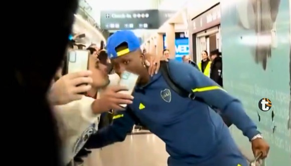 Hincha de Boca Juniors no se contuvo y demostró su pasión sin freno a Luis Advíncula (Video TyC Sports)