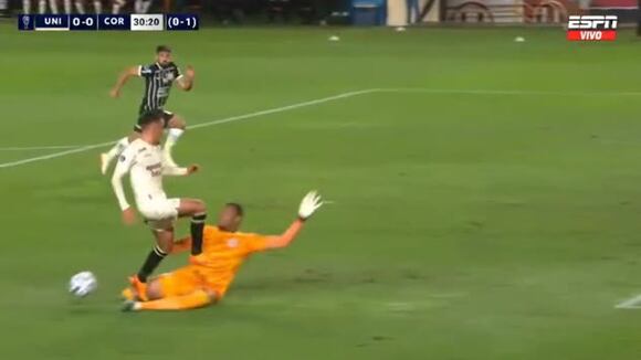 Martín Pérez Guedes falla frente al golero Carlos Miguel (Video: ESPN)