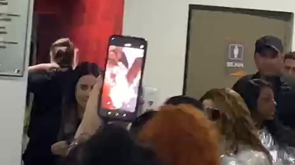 TROME - Susy Díaz le da un abrazo a Shakira antes de salir a su concierto en Lima