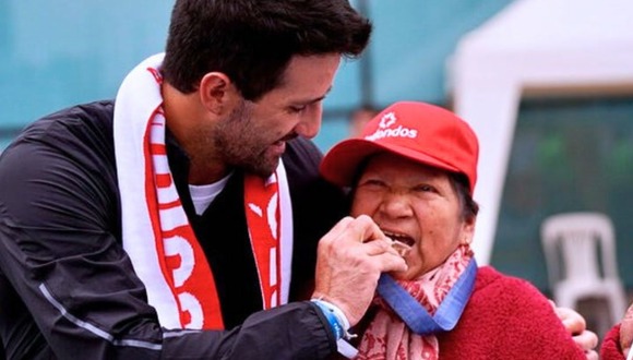 Stefano Peschiera tuvo emotivo momento con su nana en aeropuerto (Video: @max_portia)