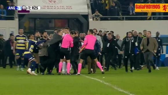 Árbitro fue agredido en la Superliga de Turquía. (Video: Twitter)