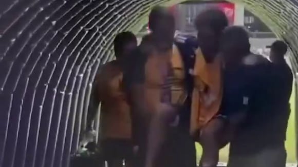 Paolo Guerrero es llevado en brazos hasta el vestuario (Video: @N60Noticias))