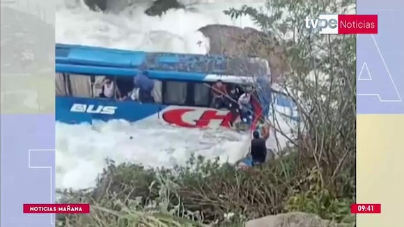 Accidente en Chachapoyas: bus cae a río