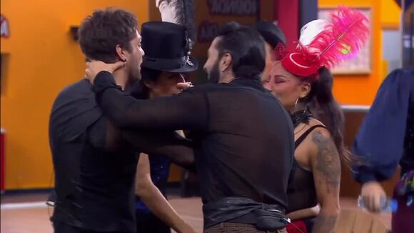 TROME | Nicola Porcella protagoniza beso de a tres en “La casa de los famosos México”