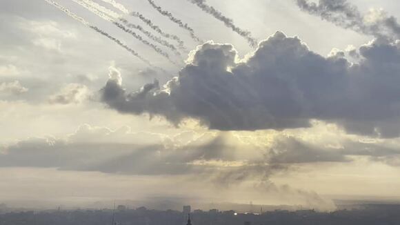 Israel en guerra con Hamas: lanzan decenas de cohetes desde la Franja de Gaza a territorio israelí