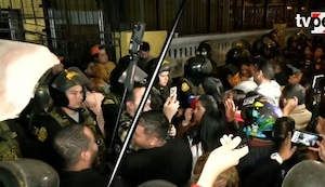 ¡Caos total! Disturbios en la embajada de Venezuela por suspensión de atención y trámites