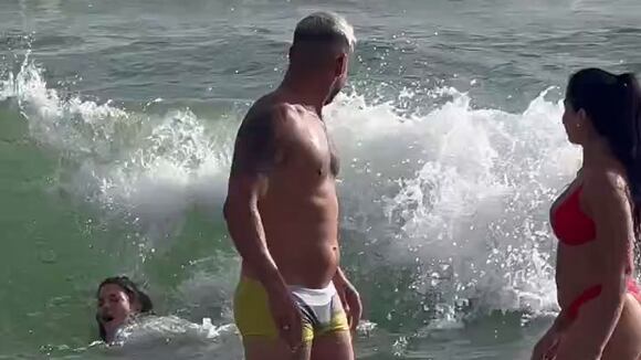 TROME | Flavia Laos es revolcada por ola