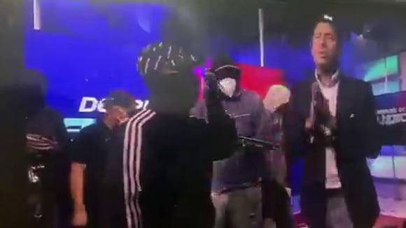 Imágenes del preciso instante del ataque al canal 10 de TC Televisión en Ecuador. (VIDEO: TC Televisión)