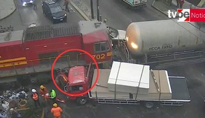Impactante accidente: conductor sobrevive a colisión con tren en el cercado de Lima