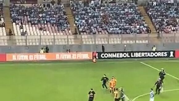 Hincha se metió al campo y se robó aplausos de las tribunas (@perutribuna)