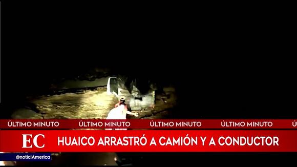 Camión es arrastrado por huaico