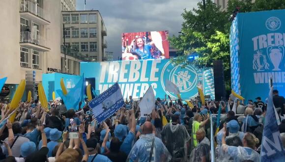 Miles de personas desafían la lluvia en Manchester para celebrar la Champions del City