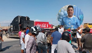 Piura: ¡TRAGEDIA! Padre de dos niños en moto muere tras impactar violentamente con tráiler | VIDEO