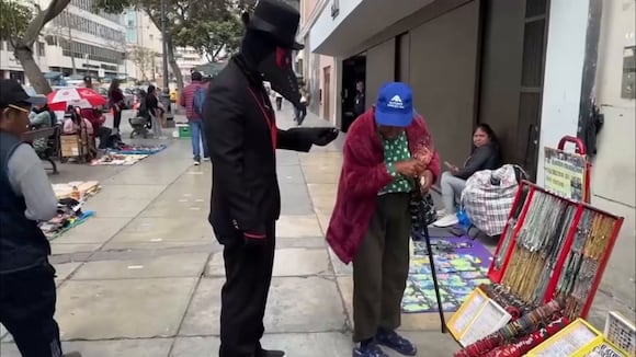 TROME - ¡Indignante! Tiktoker Lemon Pay humilla a adultos mayores lanzándoles dinero al suelo