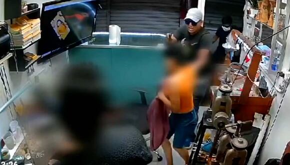 Policías involucrados en robo a joyería