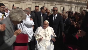 Una aparición inesperada: el papa Francisco saluda a fieles en la plaza de San Pedro