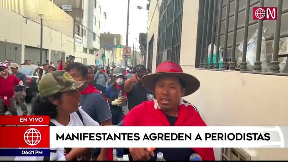 Manifestantes agraden a periodista de América TV