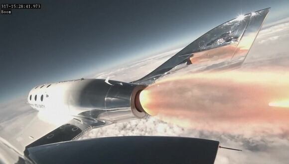 Virgin Galactic lleva a sus primeros clientes al espacio