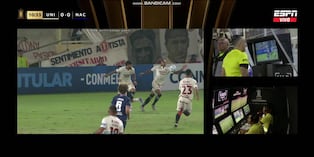 ¡Comenzaron mal! Así fue el penal que cometió Carabalí y complicó a Universitario en el Monumental