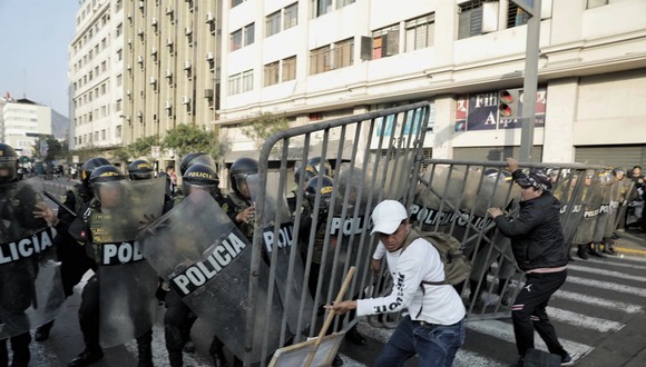 TROME | Enfrentamientos entre protestantes y policías en el Centro de Lima