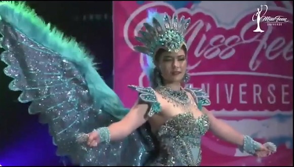 Kyara Villanella se luce en desfile en traje típico en Miss Teen Universo 2023.