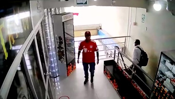 Chiclayo: Las cámaras de un centro comercial captaron los rostros de tres delincuentes que robaron joyas en oro y plata por más de 40 mil soles. (Video PNP)