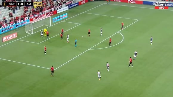 Bryan Reyna falló una opción clara de gol en el Alianza Lima vs. Athletico Paranaense.