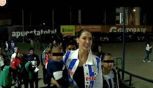 Ana Paula Consorte y su casaca con los colores de Alianza Lima para alentar a Paolo Guerrero