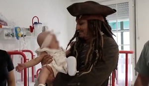 Johnny Depp vuelve a ser Jack Sparrow para alegrar a niños hospitalizados