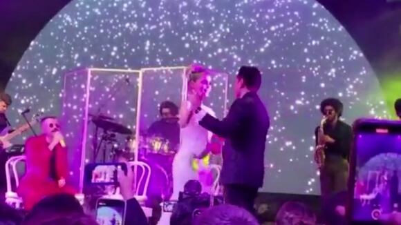 TROME| Richard Acuña y sus elevados zapatos